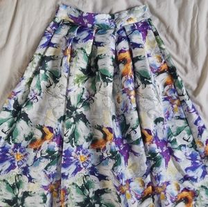 Knee length floral pattern skirt with deep pockets 😍